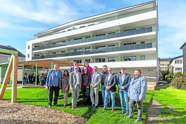 V.l.n.r.: LAbg. Ing. Anton Zuckerstätter, Jaqueline Schauer (Gemeindevertreterin Stadtgemeinde Hallein), Bgm. Alexander Stangassinger (Stadtgemeinde Hallein), Arch. DI Elisabeth Schabelreiter (Schabelreiter Architektur), Dir. MMag. Dr. Philipp Radlegger (Obmann und Geschäftsführer Wohnbau Bergland), Ing. Markus Feuersinger (Bauleiter Wohnbau Bergland), Florian Koch (Stadtrat Sozialausschuss Stadtgemeinde Hallein), Markus Söllner (Heinrich Bau), BM Ing. Anton Posch (Heinrich Bau); 2. Reihe: BM Ing. Christian Egger (Heinrich Bau), Vzbgm. Ingrid Zimmerling (2. Vizebürgermeisterin Stadtgemeinde Hallein). | Foto: agentur-dreirad.at