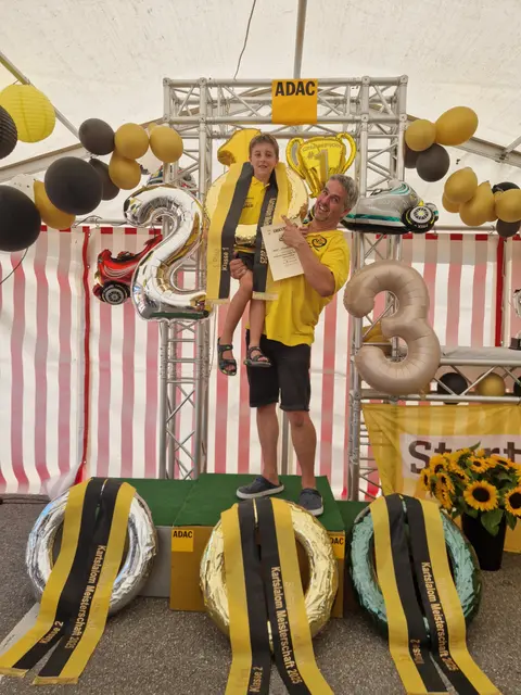 Leon Windpassinger mit seinem Vater Hans-Jürgen bei der Preisverleihung. | Foto: Windpassinger