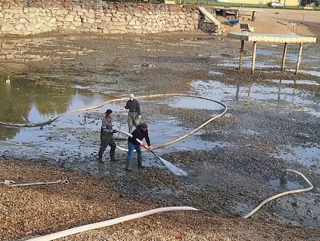 Mit Saisonende am ersten Schultag wurde der etwa 3,4 Meter tiefe See zum Reinigen und entkalken ausgelassen. | Foto: Margit Ertl
