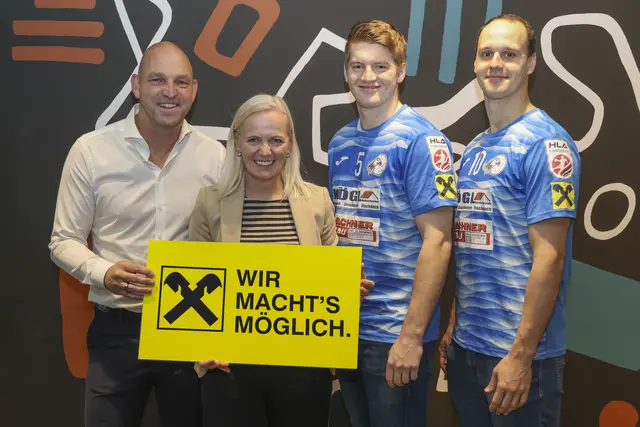 Harald Weiser (Vorstandsmitglied und Kassier), Mag. Ernestine Griessler, MA Geschäftsleiterin der Raiffeisenbank Region St. Pölten sowie die beiden Spieler Jan Neumeier und Martin Zettel freuen sich über die Verlängerung der Partnerschaft. | Foto: Raiffeisen