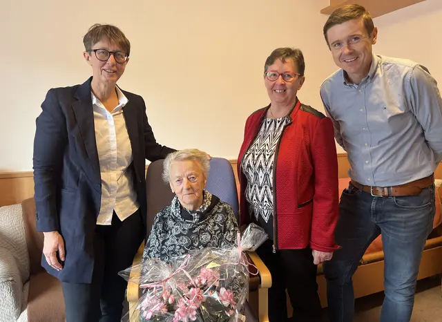 Bürgermeisterin Sabine Promberger und Vizebürgermeisterin Franziska Zohner-Kienesberger gratulieren der 95-jährigen Herta Jäger – mit dabei war auch Heimleiter Daniel Preiner. | Foto: Gde. Ebensee