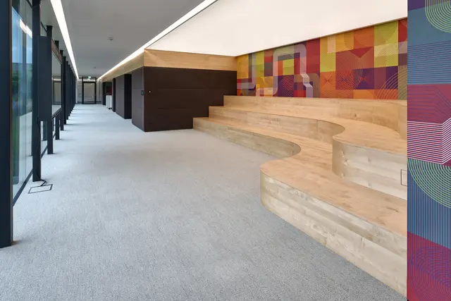 Ein kleines Auditorium im Bürotrakt. | Foto: raumpixel/Fill