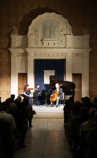 Trio Vision: Martha Khadem-Missagh (Violine – in Vertretung von Ekaterina Frolova), Dorothy Khadem-Missagh (Klavier), Péter Somodari (Violoncello) – Auftritt: „Serenade des Exils“, Ehemalige Synagoge St. Pölten. | Foto: Serenadenkonzerte NÖ