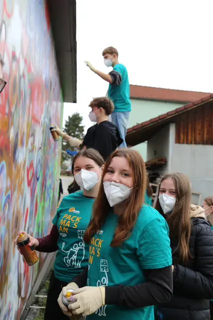 Schüler des BORG Schärding bei der Aktion "72 Stunden ohne Kompromiss", die heuer von 22. bis 25. Oktober 2025 stattgefunden hat.  | Foto: yC