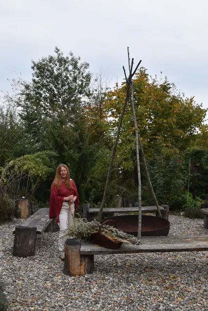 "Im Kreislauf der Natur": Die "Kräuterhexe" Monika Vesely in ihrem Räuchergarten im KräuterKraftWerk in Steinakirchen am Forst | Foto: Roland Mayr/MeinBezirk Scheibbs