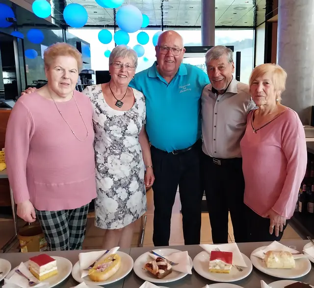 Klaus Sjösten (Mitte) und Walter Egger sowie die "guten Feen" der Tanzmusik auf Bestellung.  | Foto: privat