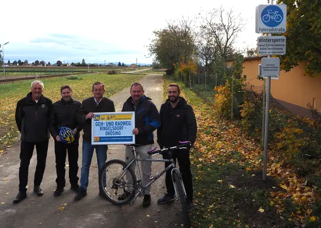 Manfred Pfarr (Vizebgm. von Ringelsdorf-Niederabsdorf), Ing. Anton Holzmüller (NÖ Straßendienst), LAbg. Dieter Dorner in Vertretung von LH-Stellvertreter Udo Landbauer, Peter Schaludek (Bgm. von Ringelsdorf-Niederabsdorf), David Fembek (Fa. König). 
 | Foto: NÖ Landesregierung