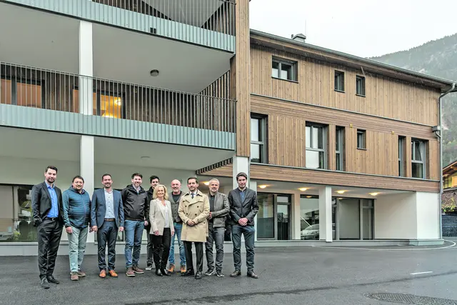 V.l.n.r.: Hannes Pfaffenbichler (Raika Unken)‚ Robert Leitinger (Vizebürgermeister Gemeinde Unken), Dir. Stefan Friedl MBA (Raika Unken), LLM oec Florian Juritsch (Bürgermeister Gemeinde Unken), BM DI (FH) Kevin Trauner (Bauleitung-Hochbau Strabag), Mag. Diana Kienpointner-Hauser (Betriebsleiterin anderskompetent), DI Franz Innerhofer (Bauleiter Wohnbau Bergland), Direktor MMag. Dr. Philipp Radlegger (Obmann und Geschäftsführer Wohnbau Bergland), GF Wolfgang Katsch (Geschäftsführung anderskompetent), Arch. Robert Stockklauser (bergwerk).  | Foto: agentur-dreirad.at