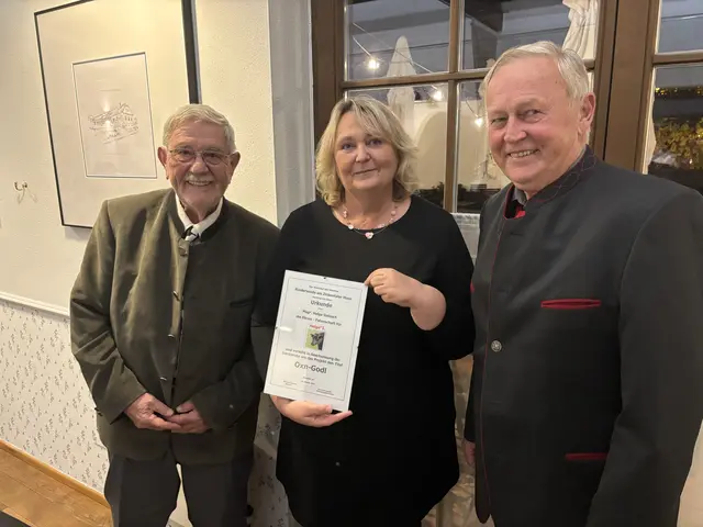 Helga Galosch wurde von Jürgen Frank (links) und Werner Sinkovics zur "Ehren-Oxn-Godl" ernannt. | Foto: Martin Wurglits