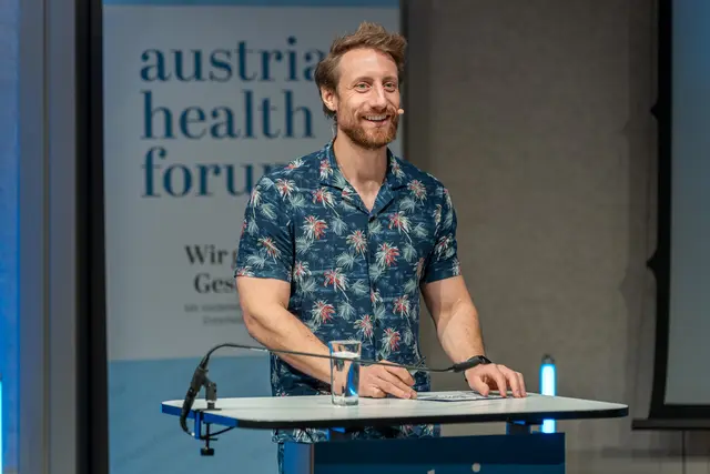 Science Buster-Kabarettist und Molekularbiologe Martin Moder bei seiner Keynote | Foto: Austrian Health Forum/Klaus Ranger
