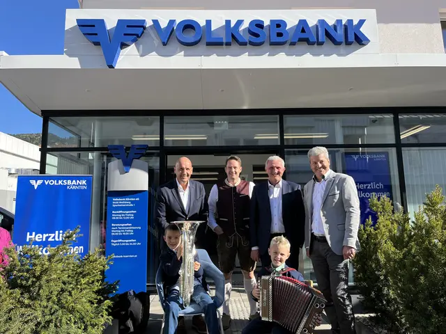 VDir. Johannes Jelenik (Vorstandsvorsitzender), Ing. Wolfgang Klary Filialleiter in Wolfsberg), VDir. Mag. Alfred Holzer (Vorstand), Dir. Heinz Strohmayer (Leiter
Vertriebsmanagement) mit den jungen Musikanten Alexander und Michael Rotschitz
 | Foto: Volksbank Kärnten eG