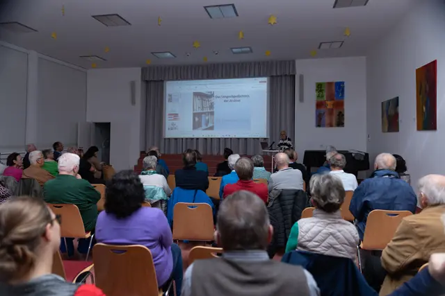 Das Mauthausenkomitee Enns bedankt sich bei Gerhard Riedl, der in seinen zeitgeschichtlichen Forschungen immer wieder neue Geschichten entdeckt und mit lokalen Personen Bezüge zu ganz konkreten Orten in und um Enns herstellt. | Foto: Mauthausenkomitee Enns