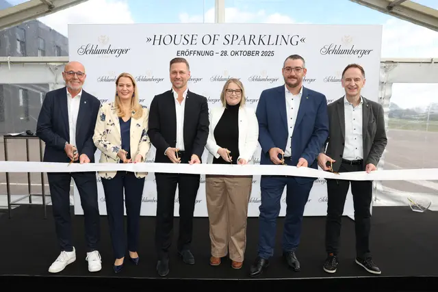 (v.l.) Bürgermeister Werner Huf, Landesrätin Daniela Winkler, CEO Florian Czink, Kellermeisterin Aurore Jeudy, Produktionsdirektor Patrick Meszarits und Finanzdirektor Stephan Dubach | Foto: Schlumberger / Katharina Schiffl