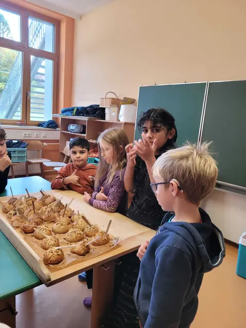 Die Bäuerinnen besuchten die Volksschülerinnen und Volksschüler in Gaming. | Foto: Simone Fallmann/Volksschule Gaming