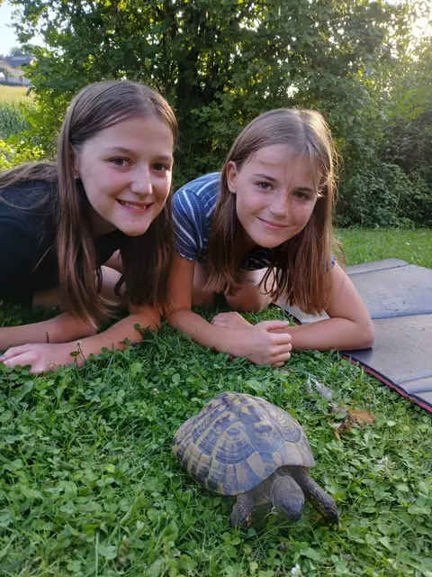 Mit nur 10 und 12 Jahren sind Isabel und Raffaela aus Gallspach Vollwaisen. | Foto: Mairhuber