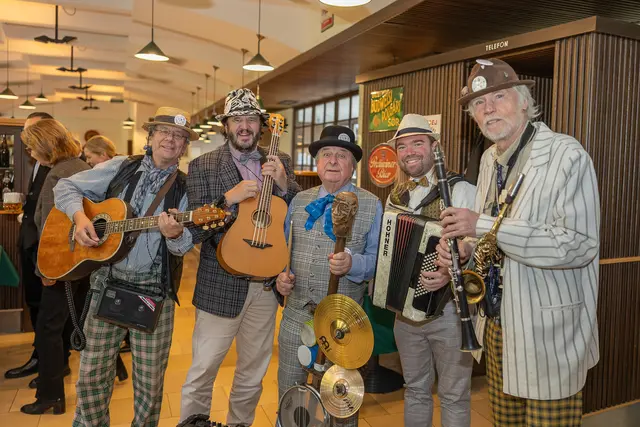 Das Quintett "Motovidlo" aus Prag sorgte wieder einmal für gute Stimmung im Schweizerhaus. Man war extra zum runden Geburtstag des Hausherren gekommen. | Foto: René Brunhölzl/MeinBezirk