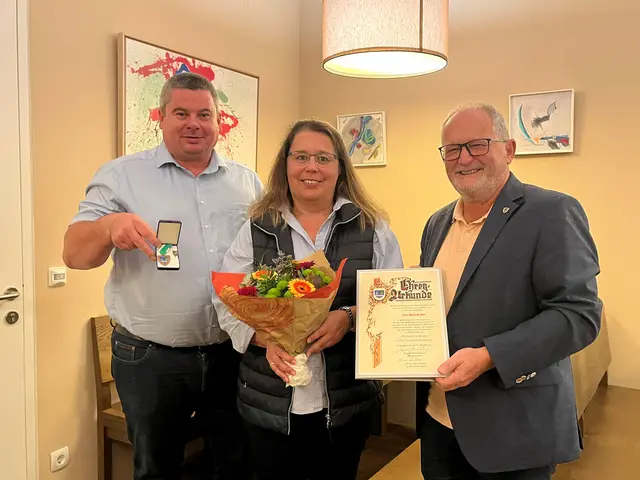 Vizebürgermeister Thomas Schäfer (ÖVP), Jubilarin Maria Schäfer und Bürgermeister Leopold Zwickelstorfer (ÖVP) | Foto: Gemeinde Scharndorf