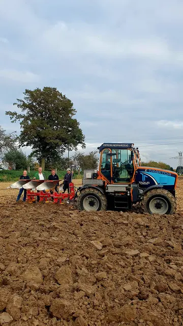 Der e-Traktor TADUS im Pflugeinsatz mit den Projektleitern Bernhard Flatz, Albin Hartl sowie den Mitarbeitern Johannes Angleitner, Lukas Schauer und Felix Hartl (nicht im Bild). | Foto: HTL Ried