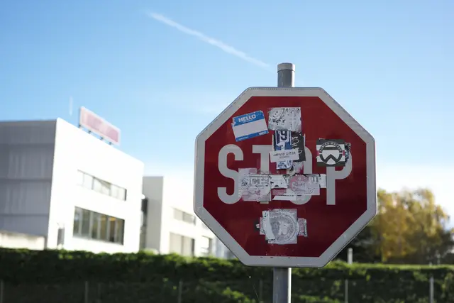 Würdest du die Stopptafel noch als solche erkennen? Stimme ab auf meinbezirk.at/neunkirchen. | Foto: Santrucek