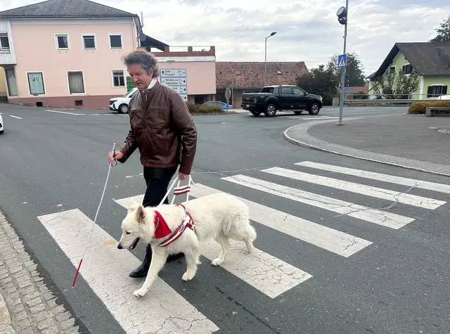 Wolfgang Niegelhell mit seinem geprüften Assistenzhund "Amando" | Foto: WN