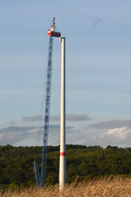 Das Maschinenhaus wird mit dem Kran auf den Turm gehoben | Foto: www.markus-goestl.at