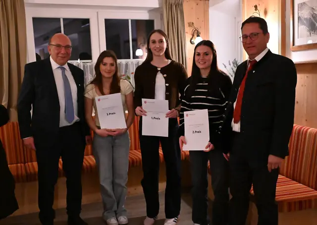 Die Siegerinnen des Schätzspieles mit Bgm. Harald Sieß und Bgm.-Stv. Gernot Neuhauser.  | Foto: R. Mair/ Gem. Strengen