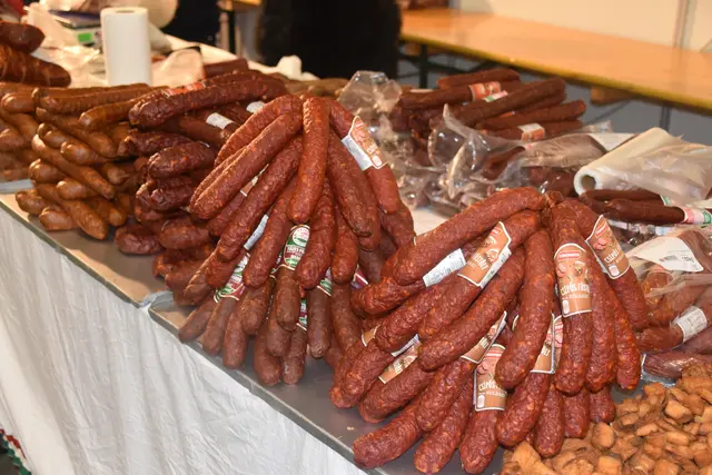 Es gibt auch hausgemachte Erzeugnisse aus anderen Ländern. | Foto: Michael Strini