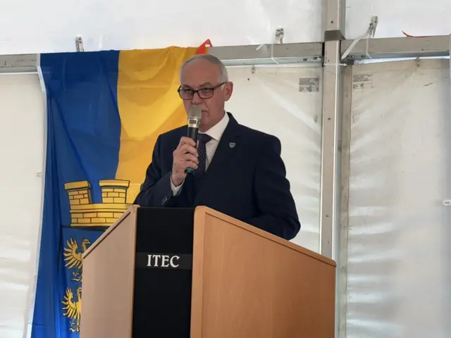 Der Rohrauer Bürgermeister Albert Mayer (ÖVP) erzählte von den Bauarbeiten.  | Foto: MeinBezirk/Birgit Bachhofner