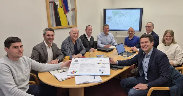 Bei der Baueinleitung in Mank: v.l. Fa. Hasenöhrl Bauleiter Christian Donabaum, GMO die Geschäftsführer Gerhard Groiss und Martin Leonhardsberger, VizeBGM Christian Reichel aus Bischofstetten, BGM Johannes Zuser aus Hürm, GR Christoph Lechner aus Bischofstetten, VizeBGM Reinhard Rausch aus St. Margarethen/Sierning, Isabella Buschmann und Raimund Schuster vom Büro Schuster. | Foto: Stadtgemeinde Mank