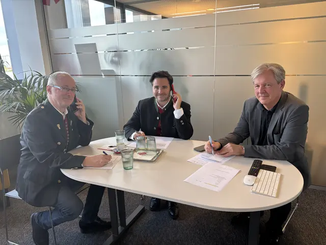 Rudolf Huber und Alexander Heigl von den Oberlandlern sowie MeinBezirk-Chefredakteur Roland Reischl im Einsatz für Steirer in Not. Die nächste Telefonsprechstunde ist in Vorbereitung | Foto: MeinBezirk/Martina Schweiggl