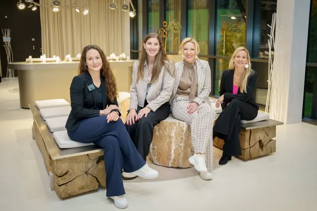 Beim Frauennetzwerk-Treffen der Salzburger Volksbank in der Biogena Health World (v. l.): Daniela Jelinek (Biogena), Marie Sekanina (Volksbank Salzburg), Keynote-Speakerin Conny Hörl und Eva-Maria Köfler (Volksbank Salzburg). | Foto: Volksbank Salzburg