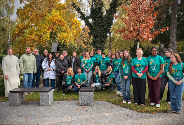 Im Rahmen der Aktion "72 Stunden ohne Kompromiss" gestalteten Schülerinnen und Schüler der 8MED-Klasse des BRG Linz Hamerlingstraße vier besondere Erinnerungsorte auf dem St. Barbara Friedhof. | Foto: Clemens Frauscher