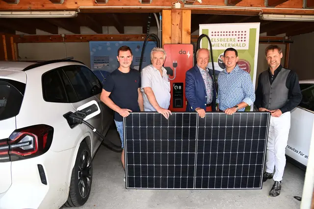 Kernstück der Energiegemeinschaft ist der Bauhof Neulengbach mit der größten PV-Anlage sowie einer bidirektionalen Ladestation, mittels der die Elektroautos als Speicher verwendet werden können.

Am Foto: Maximilian Pevec, Manfred Korntheuer, Anton Hechtl, Jürgen Rummel und Matthias Zawichowski | Foto: Markus Berger