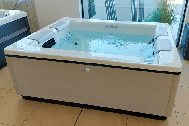 Das angenehm warme Wasser, kombiniert mit einer gezielten Unterwasser-Hydromassage, schafft ein einzigartiges Erlebnis für Körper und Geist. Wellnessurlaub, jeden Tag zu Hause! | Foto: Happy-pool