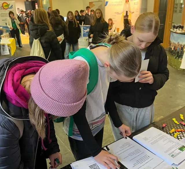Junge Menschen haben wieder die Möglichkeit, sich rund um Schule und Beruf zu informieren.  | Foto: AUSZEIT