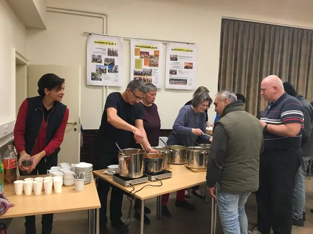 In den verschiedenen Unterkünften, etwa in jenen der Caritas, gibt es Schutz vor der Kälte, etwas Verpflegung und Geselligkeit. (Archiv) | Foto: PfarrCaritas, Nächstenhilfe Wärmestube