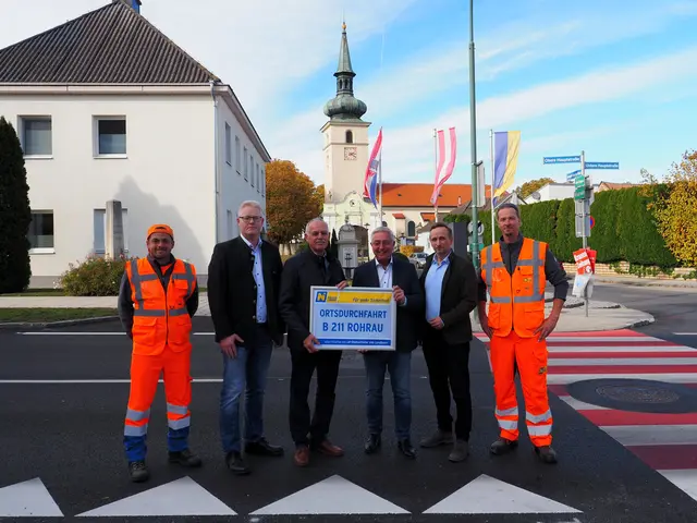 Schon am 23. Oktober waren die Arbeiten an der Ortsdurchfahrt beendet: Manuel Eisen (Straßenmeisterei Bruck), Markus Reisacher (Leiter der Straßenmeisterei Bruck), Albert Mayer (Bürgermeister Rohrau, ÖVP), Nationalratsabgeordneter Werner Herbert (FPÖ, in Vertretung von Landeshauptfrau-Stellvertreter Udo Landbauer), Harald Kaufmann (Leiter NÖ Straßenbauabteilung Tulln) und Georg Lampert (Straßenmeisterei Bruck) | Foto: NÖ Straßendienst