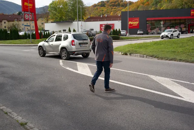 Bürgermeister Blum beim Überschreiten der Fahrbahn in dem Bereich, wo die Querungshilfe entstehen soll. | Foto: Santrucek