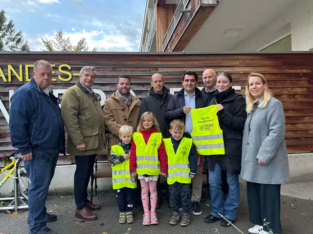 Sicher ist sicher! Korneuburgs Politiker übergaben Warnwesten an die Kindergartenkinder.  | Foto: Stadtgemeinde Korneuburg