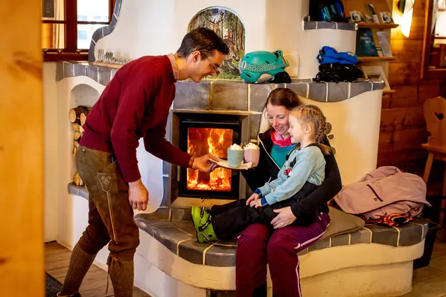 Und wenn die Sonne hinter den Gipfeln verschwindet, locken gemütliche Hütten mit heißem Tee, regionalen Schmankerln und knisterndem Kaminfeuer. | Foto: GrebenzenHöhen