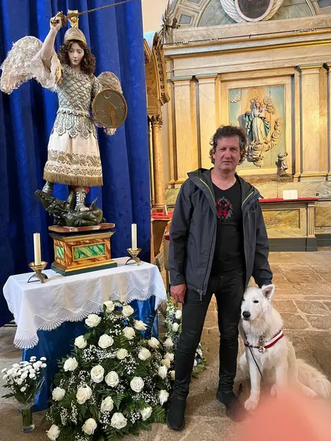 Gemeinsam mit internationalen Blindenführhunde-Teams brach Wolfgang Niegelhell aus Heiligenkreuz am Waasen 2024 mit Begleiter "Amando" zum Pilgern nach Santiago de Compostela auf.  | Foto: privat