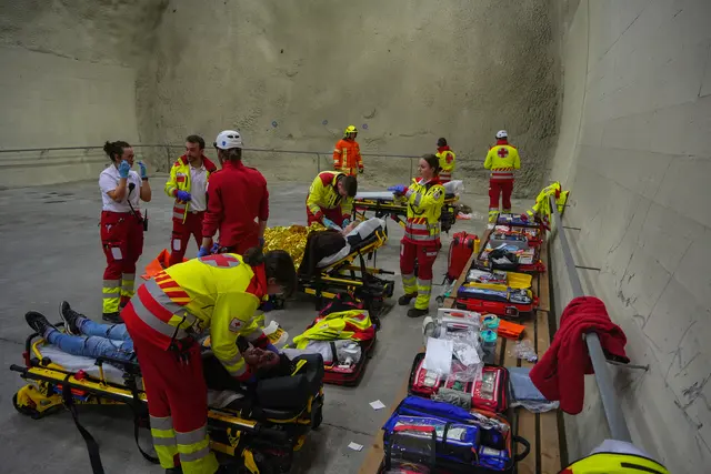 Die Einsatzkräfte bei der Verpflegung der Verletzten. | Foto: Bradl Bettina