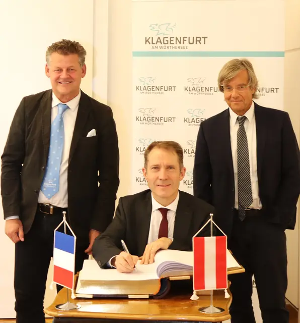 Französischer Botschafter Matthieu Peyraud und französischer Honorarkonsul Otmar Petschnig zu Besuch im Klagenfurter Rathaus bei Bürgermeister Christian Scheider. | Foto: StadtKommunikation / Buchner