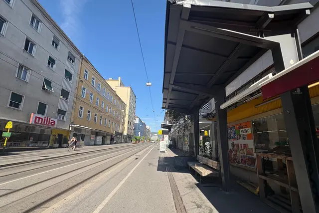 In der Vergangenheit war der Fahrstreifen zwischen Autos und Straßenbahnen bereits getrennt. Das wurde aufgrund von Sicherheitsbedenken an den Stationen geändert. | Foto: Stadt Graz