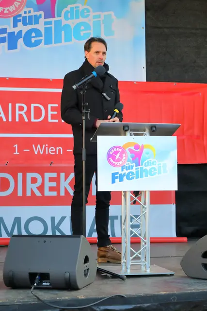 Martin Rutter als Redner auf einer Corona-Demonstration (2022) | Foto: Wikipedia