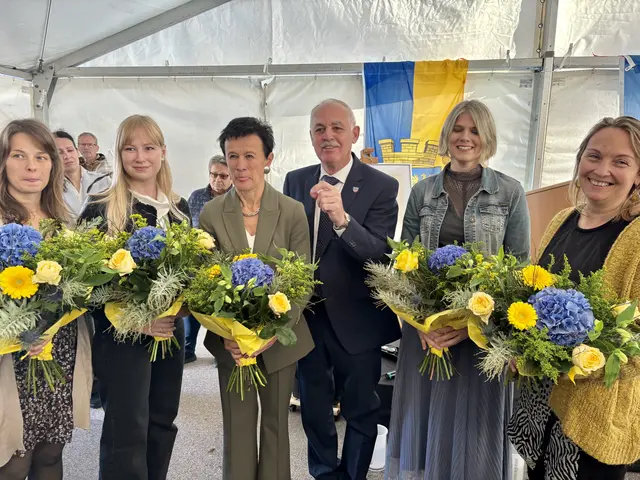 Blumen gab's von Bürgermeiser Albert Mayer für alle Lehrerinnen und die Direktorin.  | Foto: MeinBezirk/Birgit Bachhofner