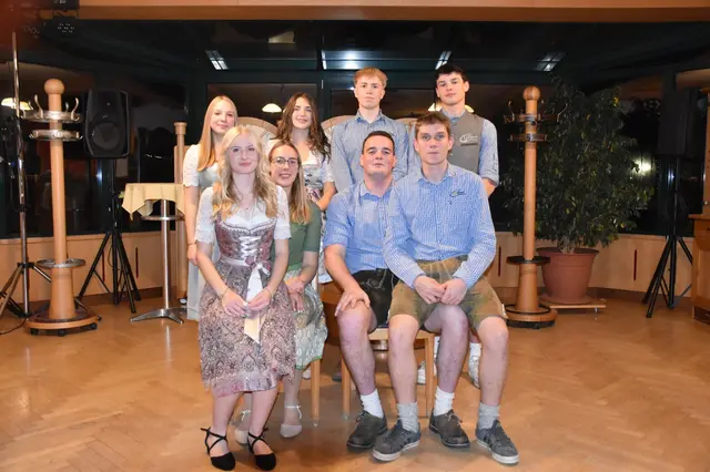 Elena Brandstätter, Julia Wenninger, Raimund Wagner Jakob Karlinger (vorne v.l.); Kerstin Wenninger, Emma Mayer, Jonathan Guger und Victor Bergner (hinten v.l.) | Foto: Landjugend Zelking-Pöchlarn