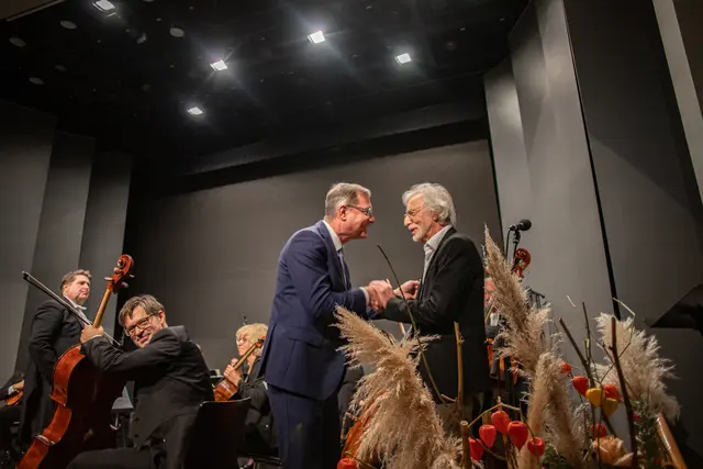 Bürgermeister Bernhard Zwielhehne rund Friedemann Katt. | Foto: Julia Haase/Stadtamt Ried
