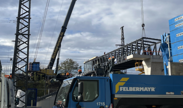 Der neue Personensteg aus 103 Tonnen Stahl wurde in nur 10 Stunden perfekt eingehoben. | Foto: Markus Kahrer