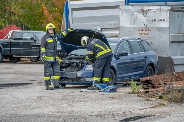 Ein schwerer Auffahrunfall sorgte am 28. Oktober 2025 für einen Großeinsatz der Einsatzkräfte.  | Foto: Team fotokerschi